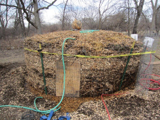 Finished compost furnace with biogas inside